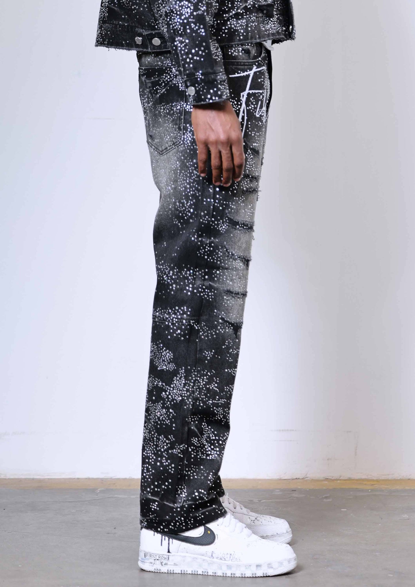 FIRST ROW ALLOVER RHINE STONE DISTRESSED JEANS BLACK
