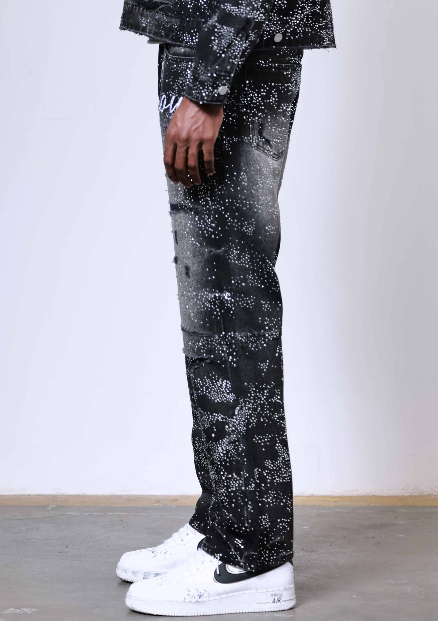 FIRST ROW ALLOVER RHINE STONE DISTRESSED JEANS BLACK
